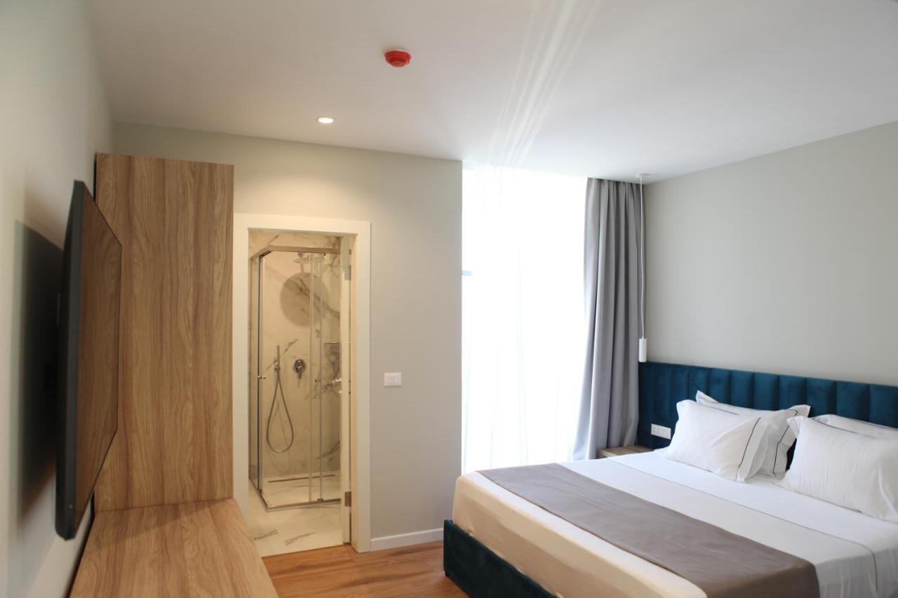 Volmar Hotel Durres Bagian luar foto