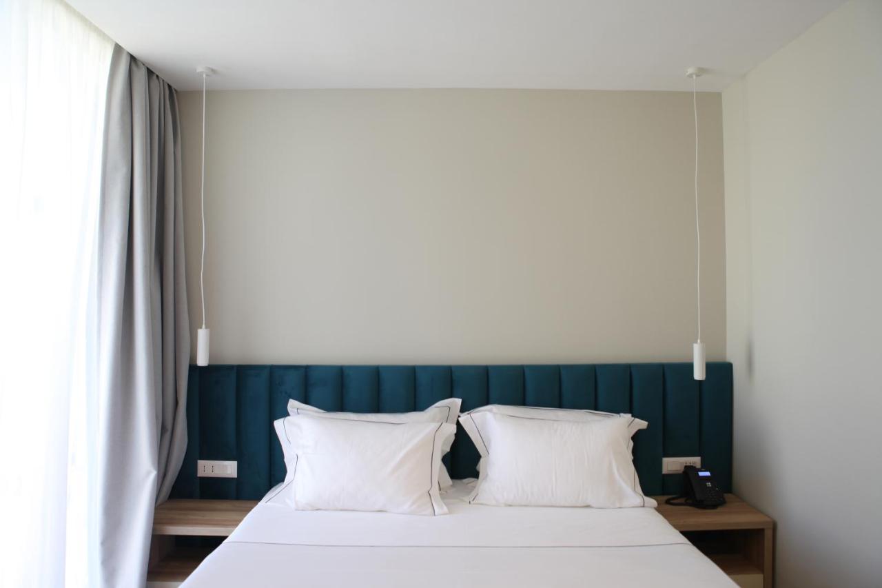 Volmar Hotel Durres Bagian luar foto