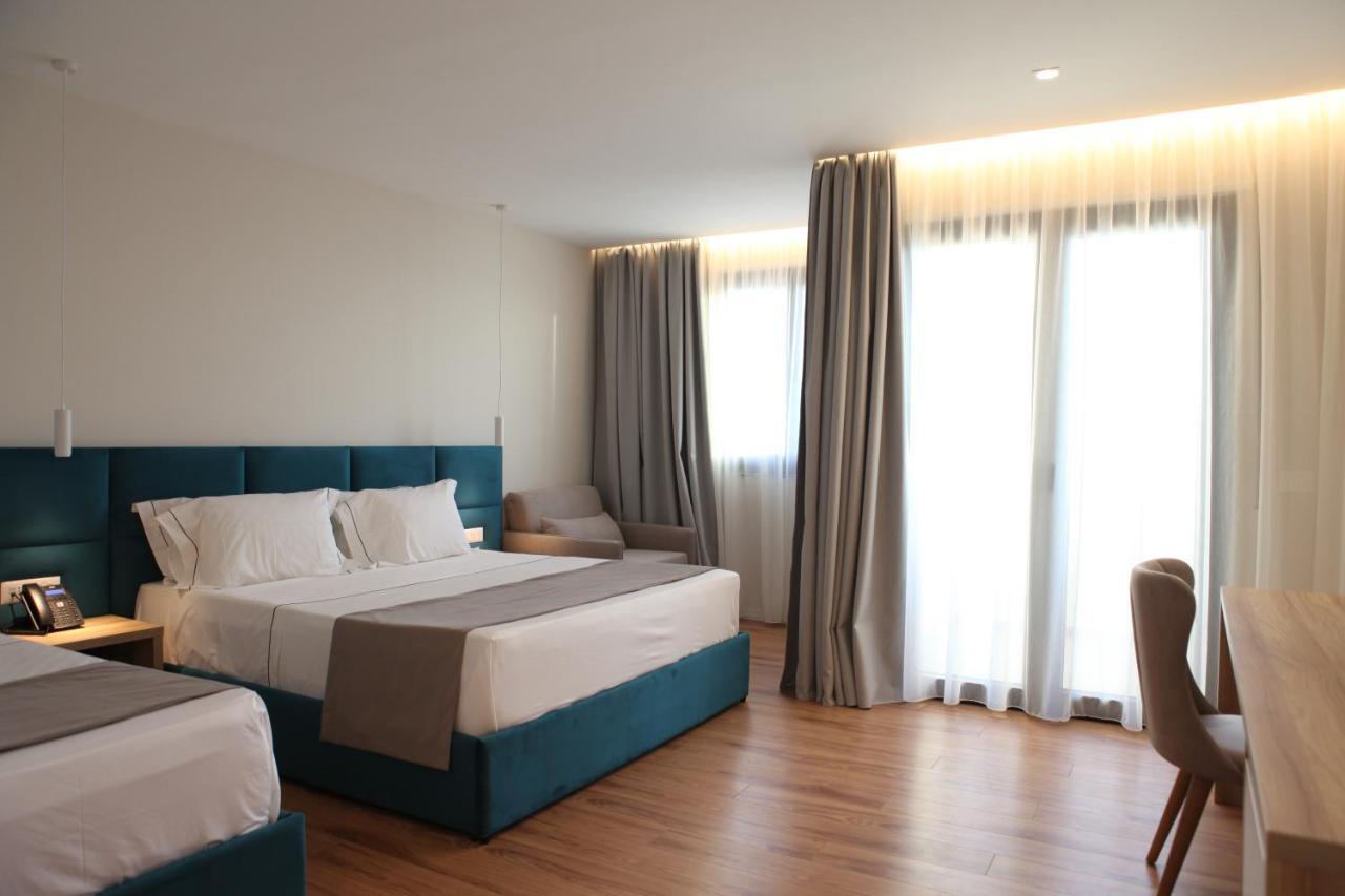Volmar Hotel Durres Bagian luar foto
